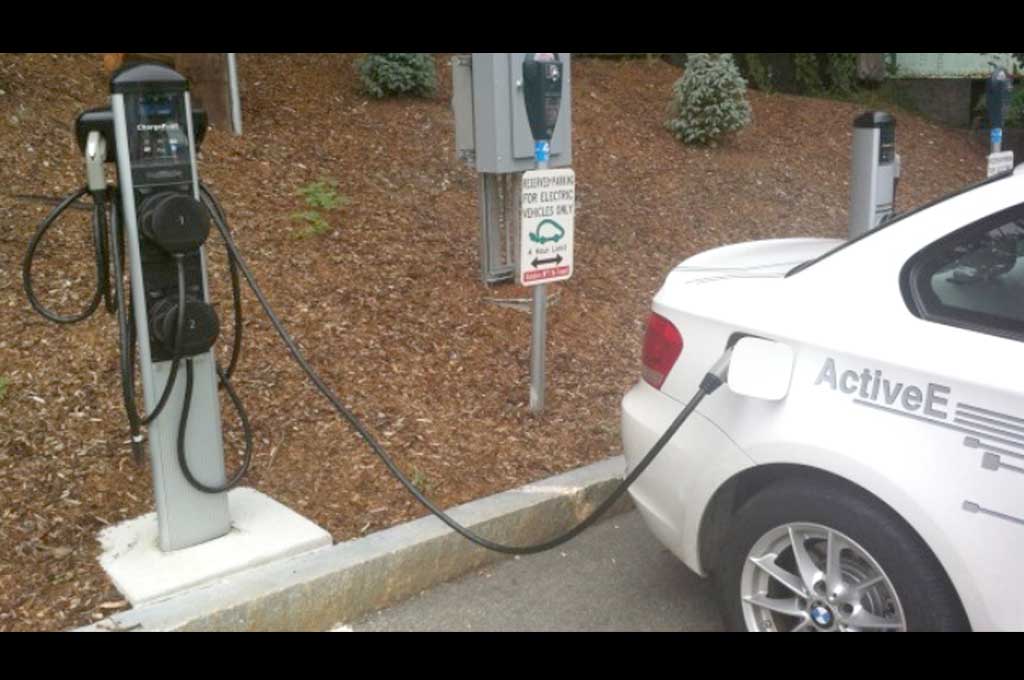 Saingi Tesla BMW Harus Bangun Charge Points