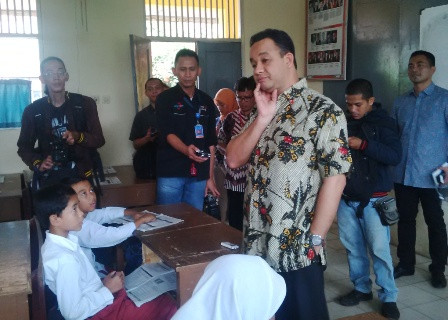 Keputusan Hentikan Kurikulum 2013 Bahayakan Jokowi dan Anies