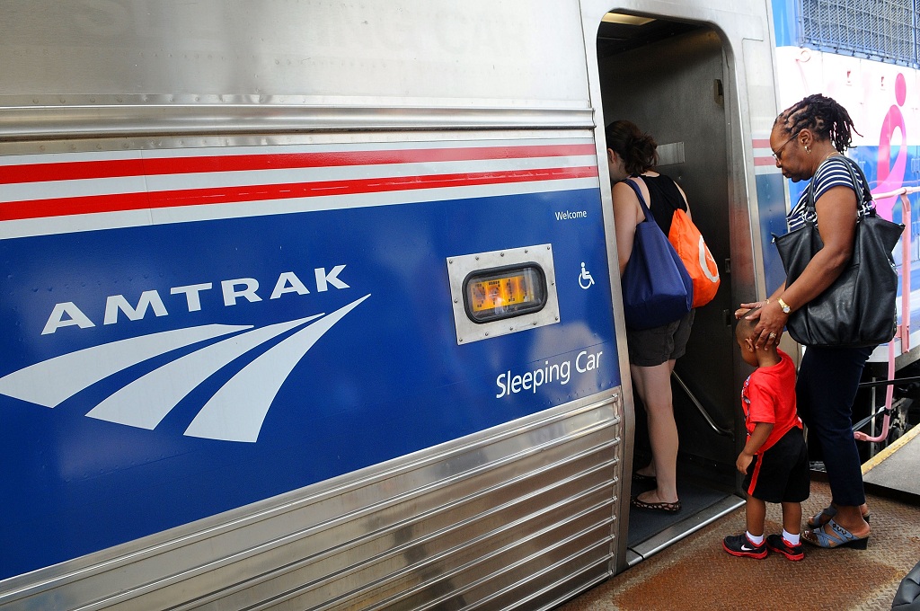 Warga menaiki kereta api Amtrak di sebuah stasiun di Jacksonville, Florida, AS - AFP / GERARDO MORA / GETTY IMAGES NORTH AMERICA /