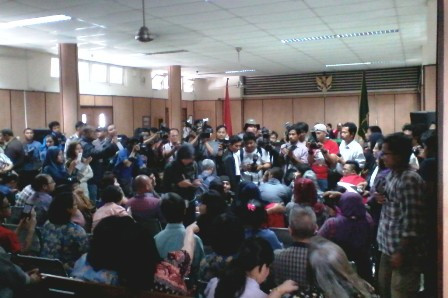 Cucuran Air Mata Assyifa Jelang Sidang Vonis