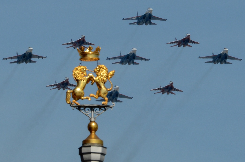 Pesawat jet Rusia membentuk formasi terbang di atas Lapangan Merah, Moskow - AFP / KIRILL KUDRYAVTSEV