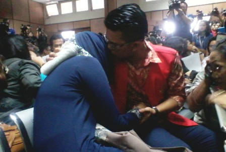 Divonis 20 Tahun Penjara, Hafitd Cium Ibunda