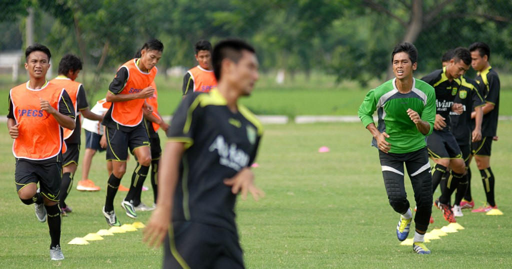 Para pemain Persebaya saat melakoni sesi latihan (Foto: ANTARA FOTO/M Risyal Hidayat)
