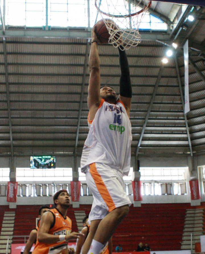 <i>Dunk</i> Adhi Antar Pelita Jaya Libas NSH GMC