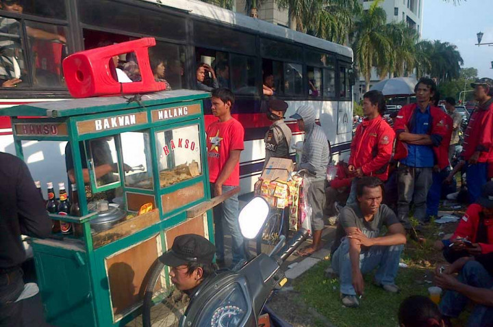 Buruh Demo di Bundaran HI, Pedagang Asongan <i>Ketiban</i> Rejeki
