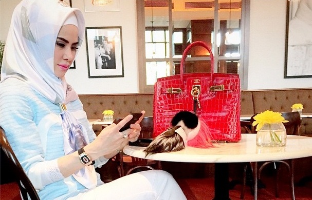 Demi Mencuci Tas Mewah, Angel Lelga ke Luar Negeri