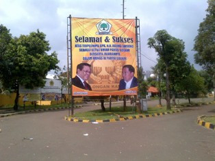 Banner Raksasa Agung Laksono Terpampang di Kantor DPP