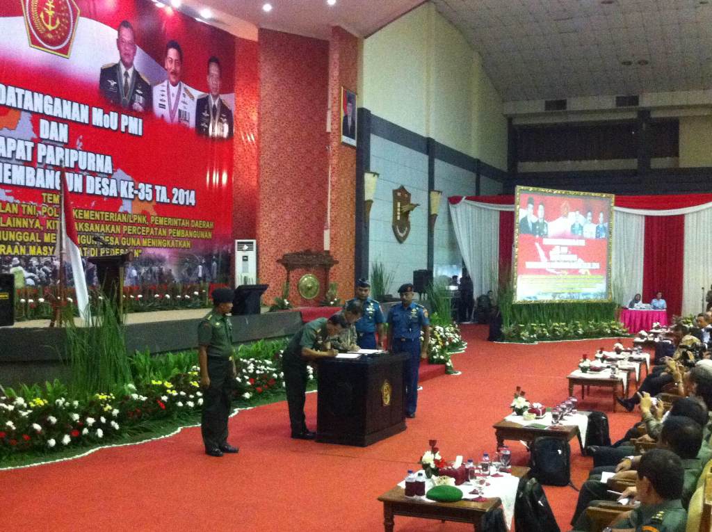 Panglima TNI Jenderal Moeldoko dan Ketua PMI Pusat Jusuf Kalla menandatangani MoU di Mabes TNI, Jakarta, Kamis (8/12/2014)--Metrotvnews.com/Achmad Zulfikar Fazli