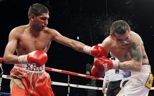 Duel Lawan Devon Alexander, Khan Pakai Celana Emas