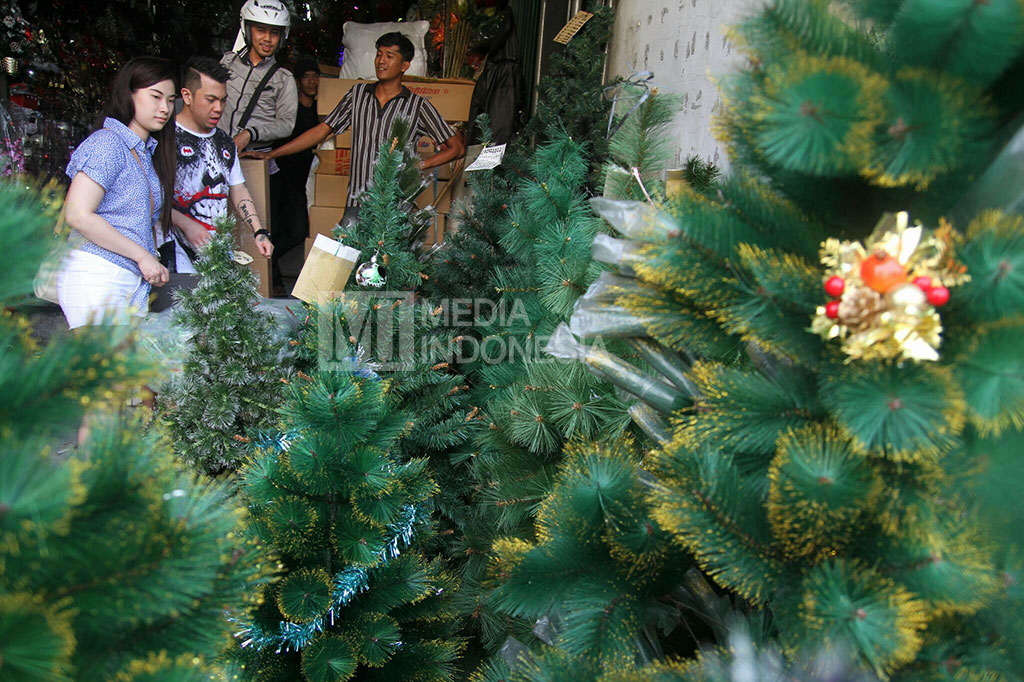 Penjualan Pernak-Pernik Natal