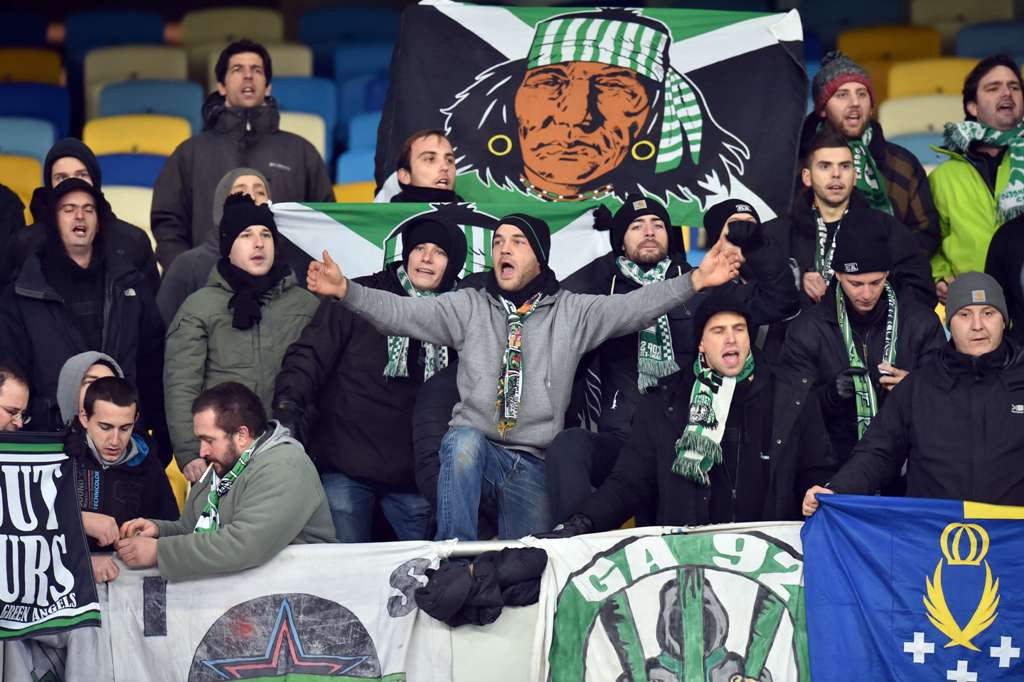 Suporter Saint Etienne (AFP PHOTO/ SERGEI SUPINSKY)
