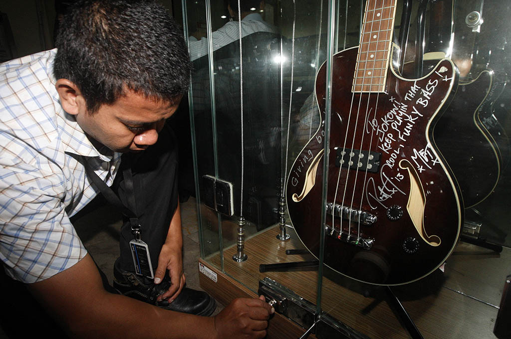 Gitar bass milik Jokowi pemberian Robert Trujillo (Foto:MI/Rommy Pujianto)