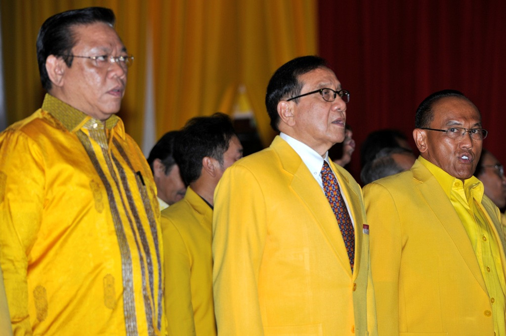 Agung Laksono (kiri) Akbar Tandjung (tengah) dan Aburizal Bakrie di satu acara--Antara/Andika Wahyu