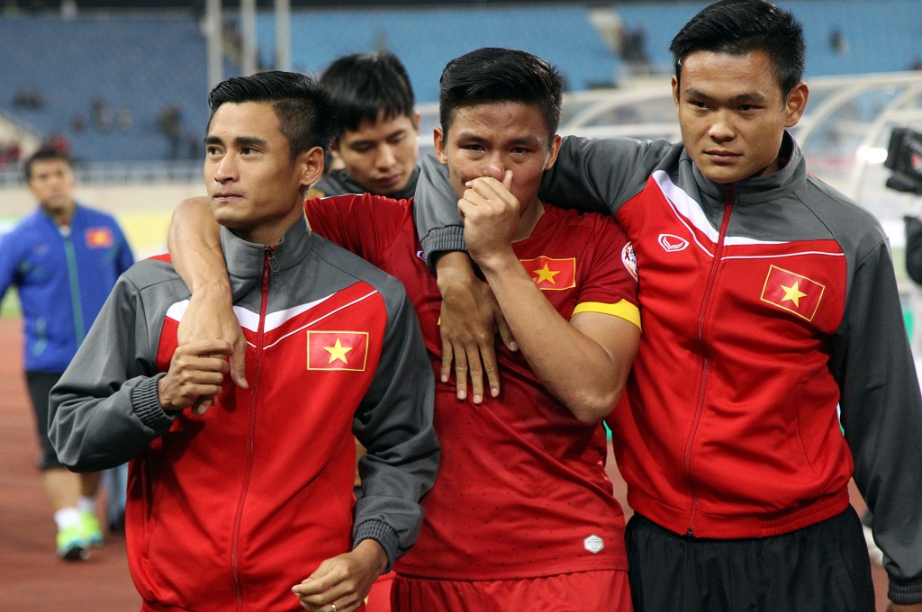 Pemain Vietnam sedih saat kalah dari Malaysia 2-4 di semifinal leg kedua Piala AFF (AFP)