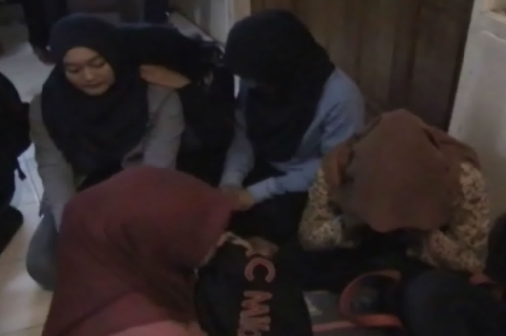 Sejumlah remaja berduka atas kepergian Een Sukaesih, Metrotv/ Husni Nursyaf