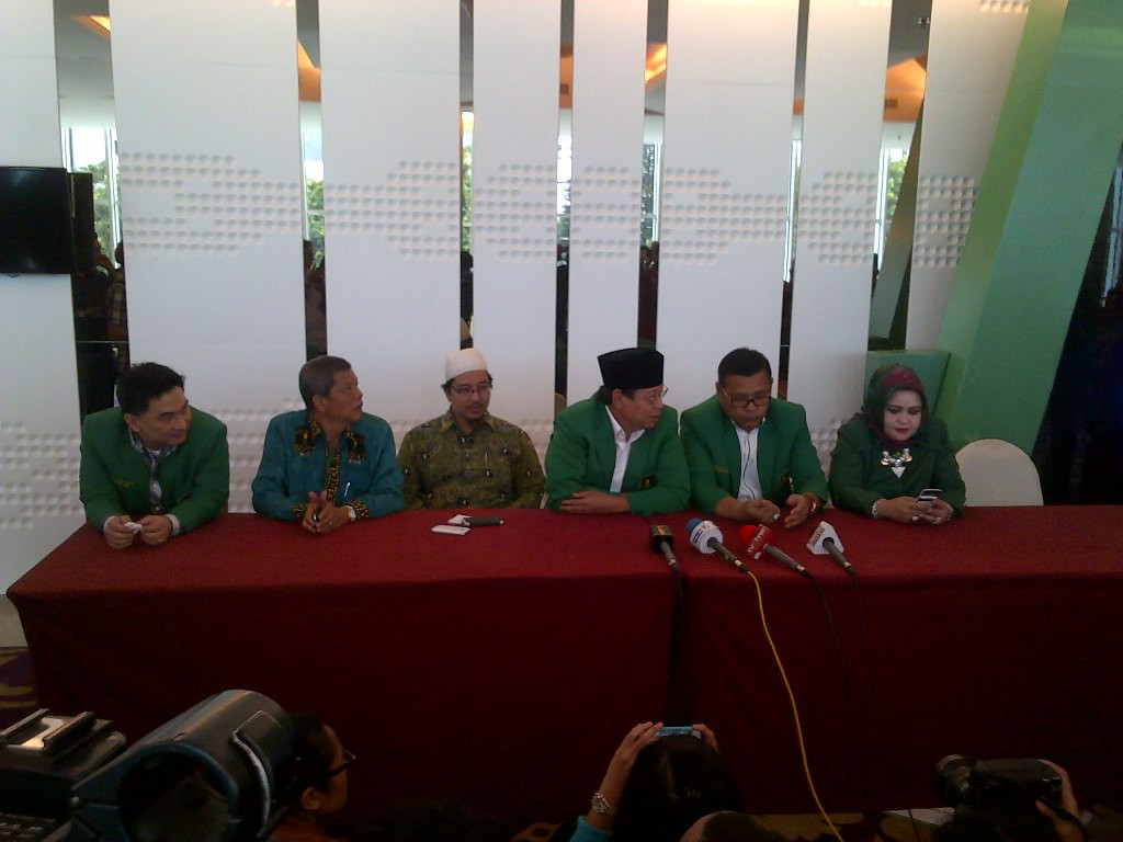 Djan Faridz (ketiga dari kanan) beserta jajaran pengurus PPP versi Muktamar Jakarta menggelar konferensi pers seusai Mukernas PPP di Jakarta, Jumat (12/12/2014)--Metrotvnews.com/Desi Angriani