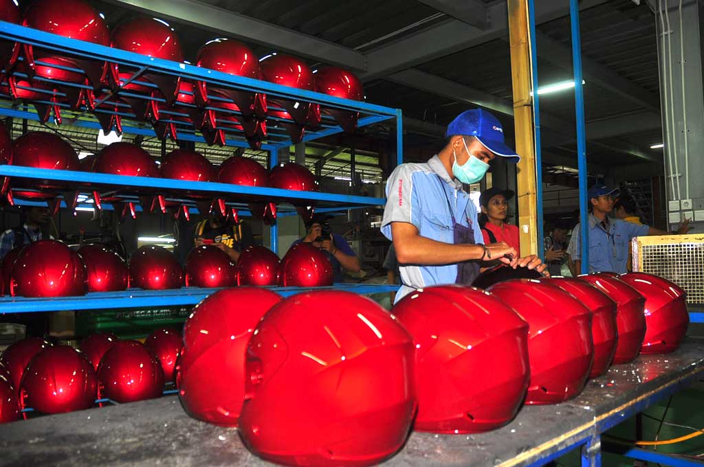 Proses pembuatan helm Cargloss. MTVN/A Harry Budiawan