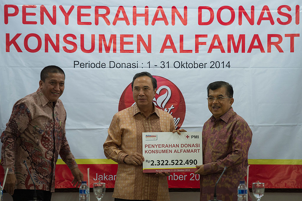 PMI Terima Bantuan dari Konsumen Alfamart