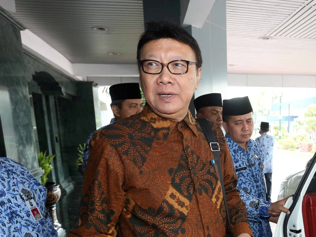 Menteri Dalam Negeri Tjahjo Kumolo saat meninggalkan kantornya. (Foto: MI/Ramdani)