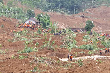 Selamat dari Longsor, Seorang Ibu Lahirkan Bayi 