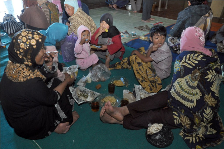 Pagi Hari, Pengungsi Banjarnegara Lihat Kondisi Rumah