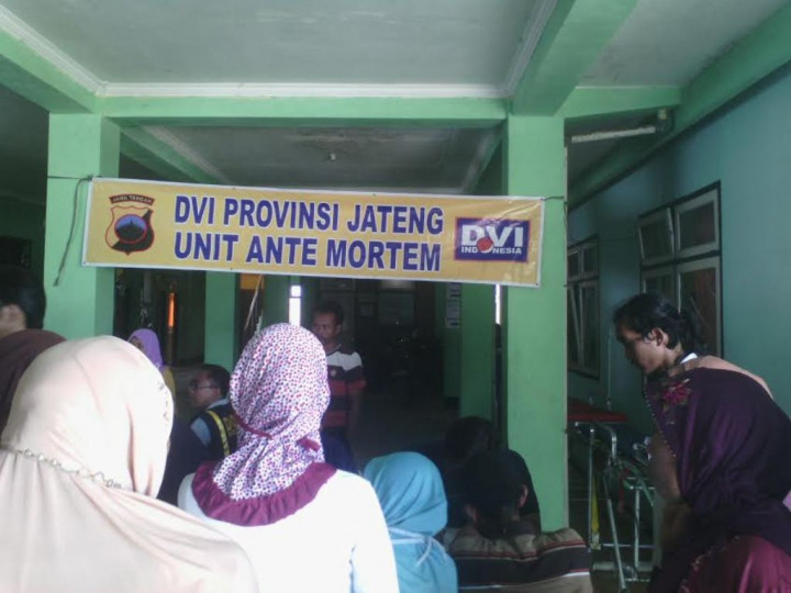 Ingin Tahu Nasib Sang Kakak, Halimah Rela Menginap di Posko Utama BNPB 