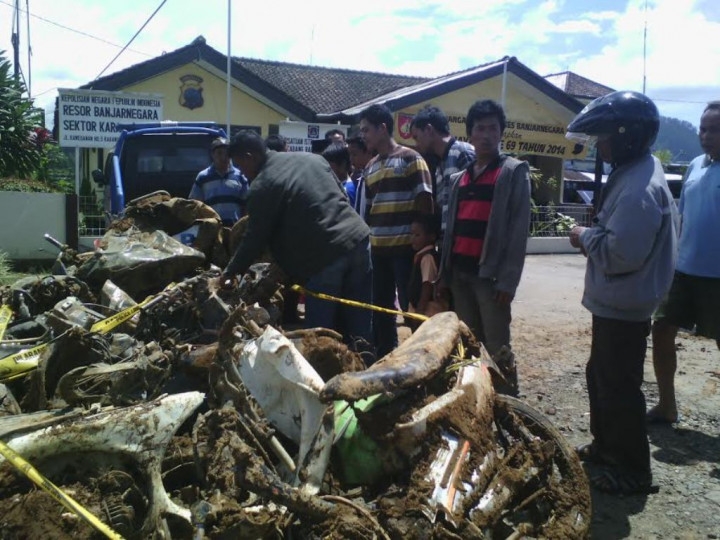 Belasan Motor Korban Longsor Jadi Tontonan Warga