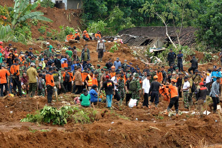 13 Alat Berat Bersihkan Tanah Longsor di Jalur Dieng-Bumiayu