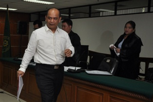 Gulat Manurung Didakwa Menyuap Annas Maamun