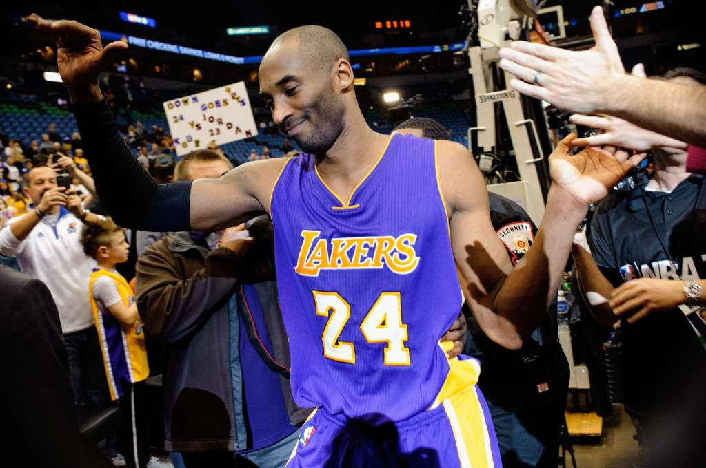 Kobe Bryant mendapat sambutan dari fan usai memecahkan rekor poin Michael Jordan (Foto: Hannah Foslien/Getty Images/AFP)
