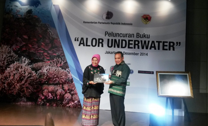 Lihat Indahnya Bawah Laut Alor di Buku 