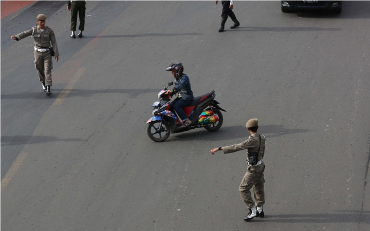Motor Dilarang Lewat HI, Polisi dan <i>Bikers</i> Adu Argumen