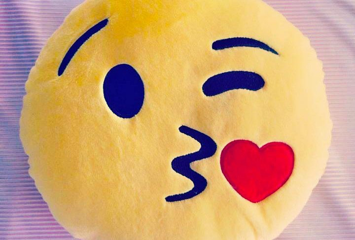 3 Emoji Cium yang Harus Anda Tahu Artinya - Medcom.id