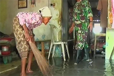 Lumpur Menggenang, Puluhan Warga Gempolsari masih Mengungsi