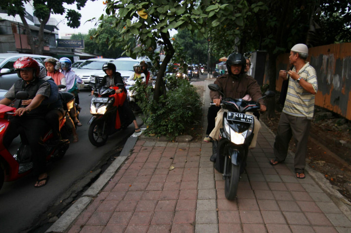 Seruan Kepada <i>Bikers</i> Agar Turun dari Trotoar   