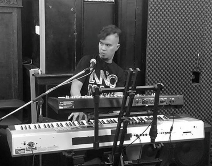 Ahmad Dhani Sewot Karena Ketinggalan Pesawat   