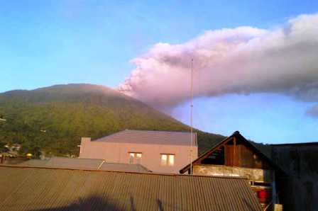 Gunung Gamalama masih Semburkan Debu Vulkanik