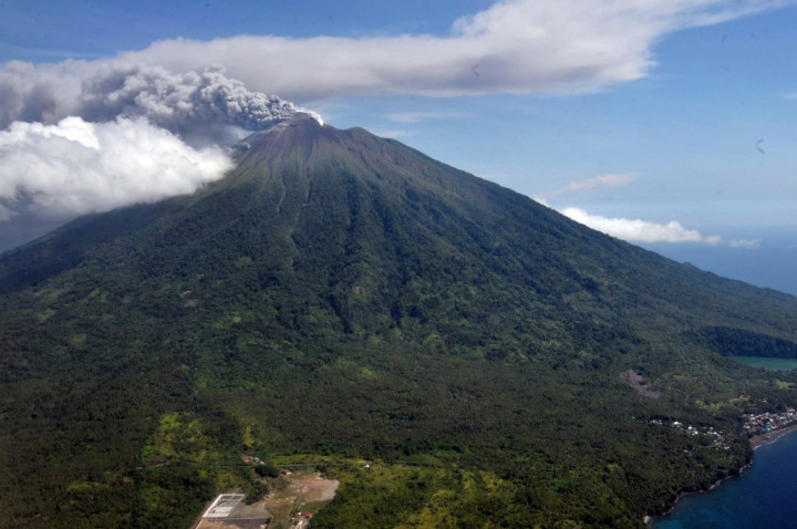 Gamalama Meletus, Bandara Babullah Ditutup  