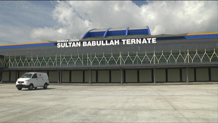 Calon Penumpang Telantar di Bandara Babullah
