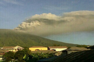 Abu Letusan Gunung Gamalama masih Menutupi Landasan Bandara Babullah 