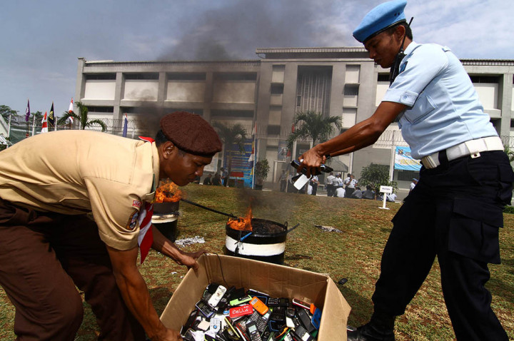 Ratusan <i>Handphone</i> dan Barang Elektronik Milik Napi Dimusnahkan