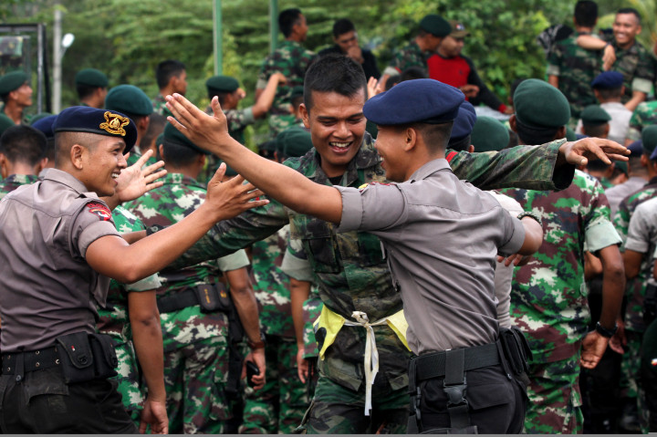Jelang Natal, Anggota TNI-Polri <i>Kompakan</i> Membersihkan Gereja