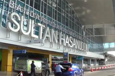 Bandara Babullah Ditutup, Penumpang Pesawat Gunakan Kapal Menuju Ternate