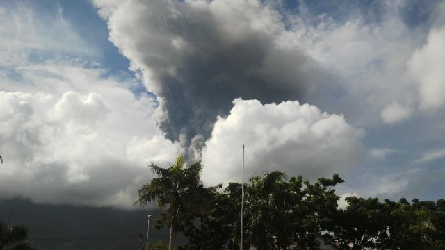 Gunung Gamalama Meletus Lagi, Warga Tutupi Rumah 