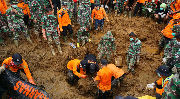 Dengan Peralatan Seadanya, Petugas Evakusi Dua Jenazah Korban Longsor   