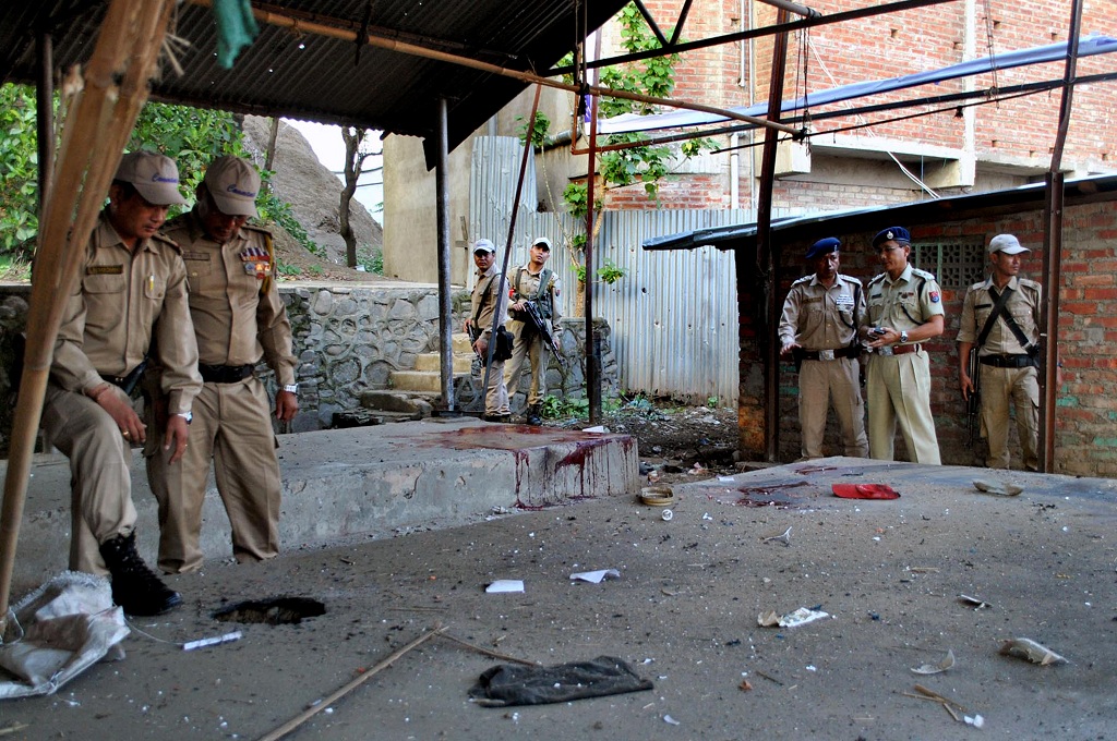 Polisi memeriksa lokasi ledakan bom di negara bagian Manipur, India - AFP / STR