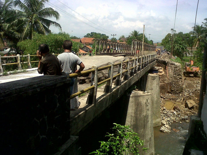 Banjir, Jembatan Antardesa di Gresik Putus