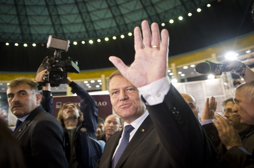 Presiden terpilih Rumania Klaus Iohannis melambaikan tangan ke hadapan media di Bucharest, Rumania - AFP / DANIEL MIHAILESCU
