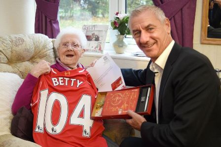 Kaleidoskop Sepak Bola Dunia: Dari Irfan Bachdim Hingga Fans Tertua Liverpool