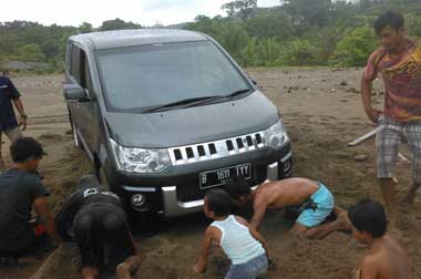 Mitsubishi Delica Bermain Pasir di Pelabuhan Ratu 